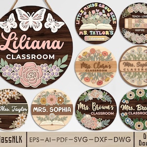 Könnte beinhalten: Klassenzimmerschilder aus Holz mit Blumen- und Schmetterlingsmotiven. Ein Schild zeigt den Namen "Liliana" und "Klassenzimmer". Weitere Schilder enthalten "Little Minds Grow Here" und Lehrernamen wie "Mrs. Taylor" und "Mrs. Sophia".