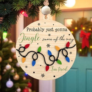 Ornamento natalizio divertente in formato SVG, Jingle Some of the Way in formato SVG, Citazione di Natale stanca in formato SVG, Ornamento natalizio a strati in formato SVG per taglio laser Glowforge