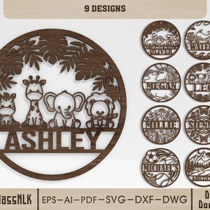 Peut inclure: Décoration murale en bois avec un thème de la jungle, représentant un zèbre, une girafe, un éléphant et un lion. Le nom "ASHLEY" est affiché en dessous des animaux. D'autres modèles incluent des noms comme "OLIVER" et "WATERS".