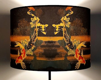 Koi sur abat-jour tambour moyen noir et or (30 cm) par Lily Greenwood - Lampe de table/Lampadaire/Standard/Plafonnier - Poisson - Jardin