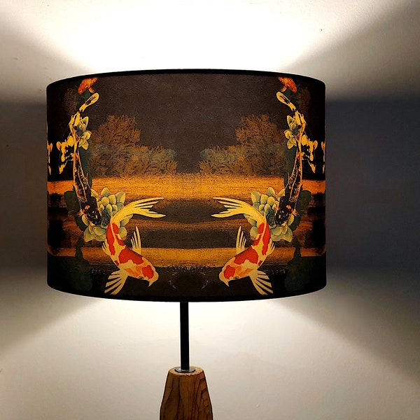 Koi sur abat-jour tambour moyen noir et or (30 cm) par Lily Greenwood - Lampe de table/Lampadaire sur pied/Lampadaire standard/Plafonnier - Poisson - Jardin