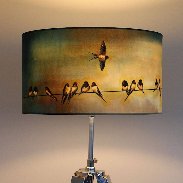 Swallows Large Drum Lampshade (45cm) de Lily Greenwood - Lámpara de mesa/lámpara de pie/lámpara de pie/lámpara de techo - Pájaros - Naturaleza