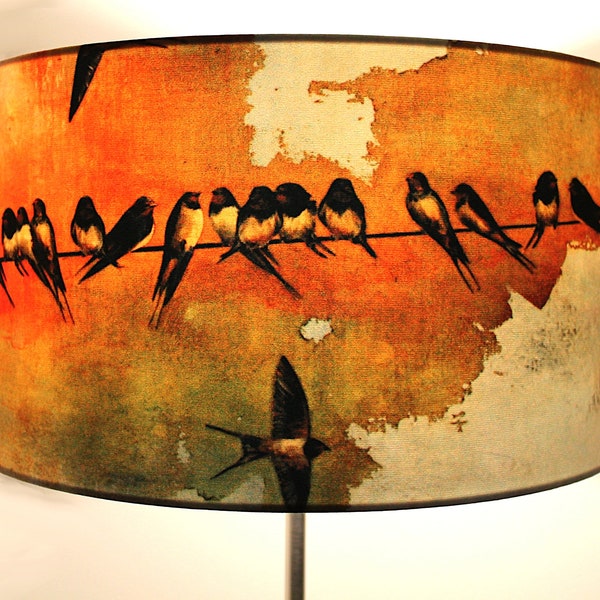 Grand abat-jour tambour Swallows at Sunrise (45 cm) par Lily Greenwood - Lampe de table/Lampadaire sur pied/Lampadaire standard/Plafonnier - Oiseaux - Nature