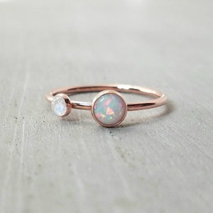 Anillo de piedra lunar arcoíris con ópalo