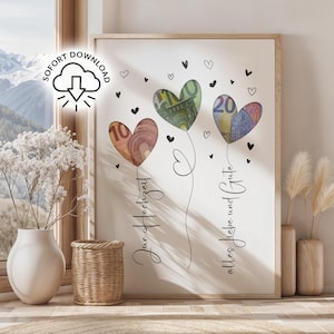 Könnte beinhalten: Ein gerahmter Kunstdruck mit drei herzförmigen Designs aus Euro-Banknoten. Das Kunstwerk enthält die Texte "Jur Hochzeit" und "alles liebe und Gute" in eleganter Schrift, mit kleinen schwarzen Herzen. Der Druck befindet sich in einem hellen Holzrahmen.