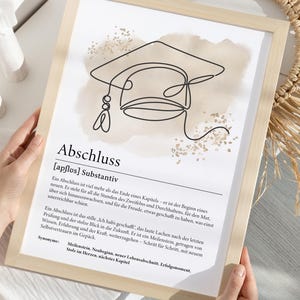 Modernes Poster mit abstrakter Line Art eines Abschlusshuts, kombiniert mit einer liebevollen Definition zum Thema Abschluss. Perfektes Geschenk zum Schulabschluss, Studium, Ausbildung oder Weiterbildung. Ideal als personalisierter Kunstdruck zur Feier eines neuen Lebensabschnitts. Minimalistisches Design in Schwarz-Weiß mit emotionalem Text. Digitaler Sofort-Download für dein Zuhause oder als besondere Geschenkidee für Schüler und Studenten.