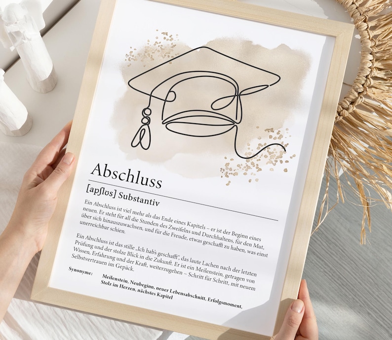 Modernes Poster mit abstrakter Line Art eines Abschlusshuts, kombiniert mit einer liebevollen Definition zum Thema Abschluss. Perfektes Geschenk zum Schulabschluss, Studium, Ausbildung oder Weiterbildung. Ideal als personalisierter Kunstdruck zur Feier eines neuen Lebensabschnitts. Minimalistisches Design in Schwarz-Weiß mit emotionalem Text. Digitaler Sofort-Download für dein Zuhause oder als besondere Geschenkidee für Schüler und Studenten.