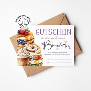 Könnte beinhalten: Ein Brunch-Gutschein mit Aquarellillustrationen von Pfannkuchen, Muffins, Zimtschnecken und Kaffee. Der Text lautet "GUTSCHEIN für einen gemeinsamen Brunch" in Lila und Schwarz, mit Platz für "FÜR" und "VON".