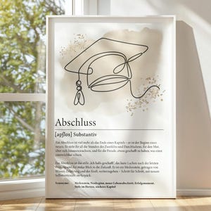 Modernes Poster mit abstrakter Line Art eines Abschlusshuts, kombiniert mit einer liebevollen Definition zum Thema Abschluss. Perfektes Geschenk zum Schulabschluss, Studium, Ausbildung oder Weiterbildung. Ideal als personalisierter Kunstdruck zur Feier eines neuen Lebensabschnitts. Minimalistisches Design in Schwarz-Weiß mit emotionalem Text. Digitaler Sofort-Download für dein Zuhause oder als besondere Geschenkidee für Schüler und Studenten.