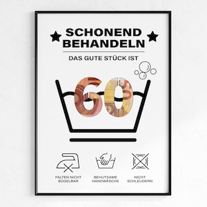 Könnte beinhalten: Ein gerahmter Druck mit deutschem Text, darunter "SCHONEND BEHANDELN" und "DAS GUTE STÜCK IST". Die Zahl "60" ist aus Euro-Banknoten gestaltet. Darunter Waschsymbole: nicht bügeln, Handwäsche und nicht schleudern.