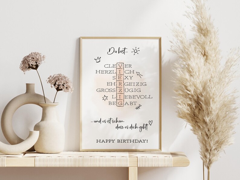 Peut inclure: Une carte d'anniversaire imprimable avec un fond rose clair et un cadre blanc. La carte pr&eacute;sente une grille de mots crois&eacute;s avec les mots "clever", "herzlich", "sexy", "ehrgeizig", "grossz&uuml;gig", "liebevoll" et "begabt". Le texte "Du bist..." et "Joyeux anniversaire !" est &eacute;galement inclus.
