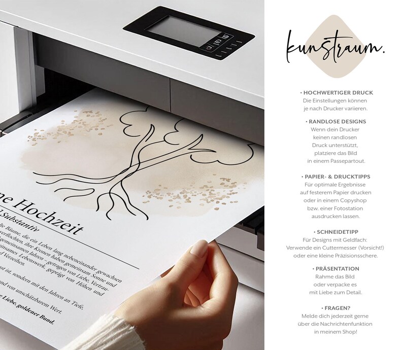 K&ouml;nnte beinhalten: Ein Kunstdruck mit einem minimalistischen Baumdesign und einem beigefarbenen Aquarellhintergrund. Der Druck wird von einer Person gehalten, und der Text "kunstraum" ist in der oberen rechten Ecke sichtbar. Der Druck kommt aus einem Drucker.