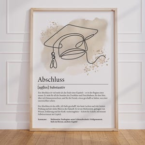 Modernes Poster mit abstrakter Line Art eines Abschlusshuts, kombiniert mit einer liebevollen Definition zum Thema Abschluss. Perfektes Geschenk zum Schulabschluss, Studium, Ausbildung oder Weiterbildung. Ideal als personalisierter Kunstdruck zur Feier eines neuen Lebensabschnitts. Minimalistisches Design in Schwarz-Weiß mit emotionalem Text. Digitaler Sofort-Download für dein Zuhause oder als besondere Geschenkidee für Schüler und Studenten.