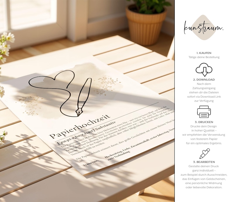 K&ouml;nnte beinhalten: Beiger Druck mit einer Herz- und Feder-Illustration, dem deutschen Wort &bdquo;Papierhochzeit&ldquo; (Papierhochzeit) und Text. Der Druck befindet sich auf einem hellen Holztisch, mit einer Pflanze in einem Terrakotta-Topf im Hintergrund.