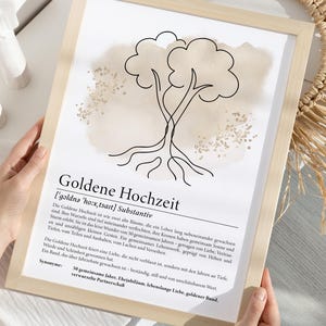 Digitales Poster zur Goldenen Hochzeit mit minimalistischer Lineart-Zeichnung zweier Bäume mit verflochtenen Wurzeln. Ergänzt durch eine gefühlvolle Definition des Begriffs. Ideal als Geschenk zum 50. Ehejubiläum. PDF-Download in A3, A4 und A5 zum Ausdrucken für Bilderrahmen oder Karten.