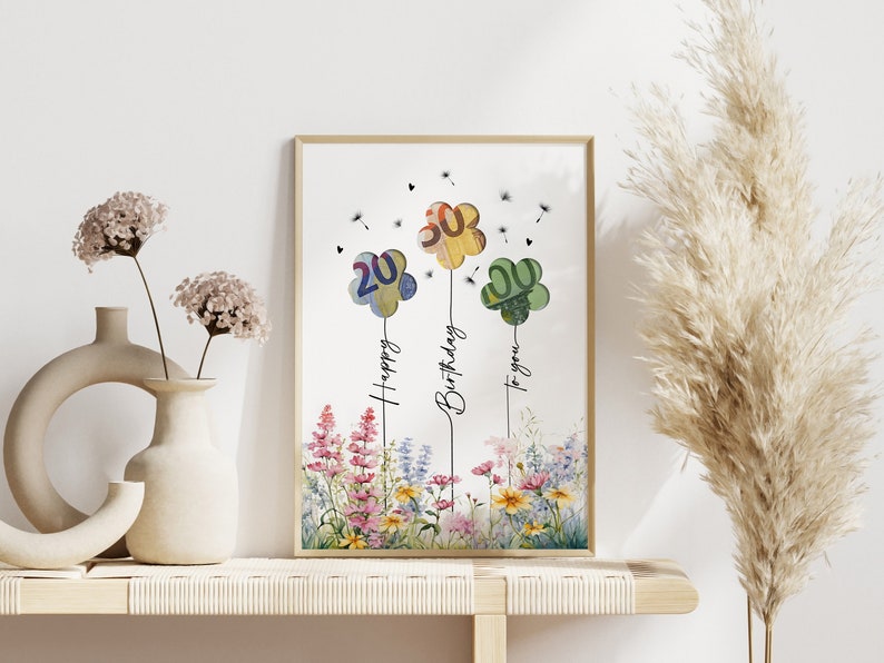 Blumiges Geldgeschenk zum Geburtstag als digitaler Sofort-Download. Drei Ballons  in Blumenform mit Euro-Scheinen hinterlegt steigen über einem bunten Wildblumenfeld in die Luft, begleitet von Pusteblumen und der Aufschrift „Happy Birthday to you“. Ein liebevolles, fröhliches Geburtstagsbild zum Ausdrucken – ideal als DIY-Geschenk in Form eines Bildes oder einer selbstgebastelten Karte für Blumenliebhaber.
