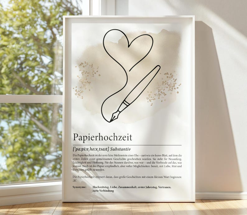 K&ouml;nnte beinhalten: Gerahmter Druck mit einer schwarzen Strichzeichnung eines Herzens und eines Stifts. Der Hintergrund hat einen Aquarellwascheffekt in Beiget&ouml;nen. Das deutsche Wort "Papierhochzeit" ist unten gedruckt.