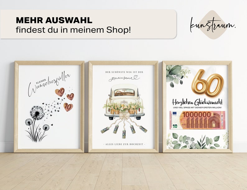 K&ouml;nnte beinhalten: Drei gerahmte Drucke mit unterschiedlichen Designs. Der erste Druck zeigt einen L&ouml;wenzahn mit einer kleinen Menge Geld in Form von Herzen. Der zweite Druck zeigt ein wei&szlig;es Auto mit einem Blumenstrau&szlig; und dem Text "Der sch&ouml;nste Weg ist der gemeinsame". Der dritte Druck zeigt eine gro&szlig;e goldene Ballonnummer 60 und den Text "Herzlichen Gl&uuml;ckwunsch! UND VIEL SPASS MIT DEINER ERSTEN MILLION!" mit einem 1000000 Euro-Schein.