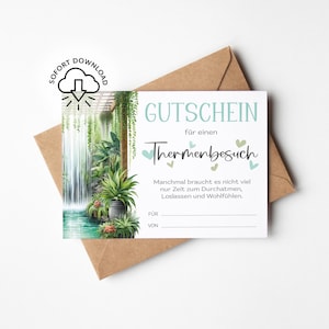 Könnte beinhalten: Ein Gutschein mit den Worten "GUTSCHEIN für einen Thermenbesuch" in Hellgrün. Der Gutschein zeigt eine Aquarellillustration eines Wasserfalls und üppigem Grün. Der Gutschein liegt auf einem braunen Umschlag.