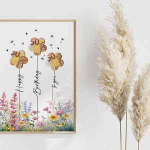Blumiges Geldgeschenk zum Geburtstag als digitaler Sofort-Download. Drei Ballons  in Blumenform mit Euro-Scheinen hinterlegt steigen über einem bunten Wildblumenfeld in die Luft, begleitet von Pusteblumen und der Aufschrift „Happy Birthday to you“. Ein liebevolles, fröhliches Geburtstagsbild zum Ausdrucken – ideal als DIY-Geschenk in Form eines Bildes oder einer selbstgebastelten Karte für Blumenliebhaber.