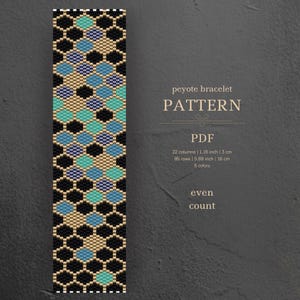Puede incluir: Un patrón PDF digital para una pulsera peyote. El diseño presenta un patrón geométrico con formas hexagonales negras, doradas, turquesas y azules. El patrón incluye 22 columnas, 3 cm de ancho y 85 filas, 16 cm de largo. El texto dice "even count".