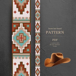 Pode incluir: Um padrão PDF de faixa para chapéu com design geométrico em branco, castanho, bege e turquesa. O texto diz: loom hat band PATTERN PDF, 17 colunas | 2,29 cm, 281 linhas | 49,17 cm, 6 cores. Um chapéu de cowboy castanho é mostrado abaixo.