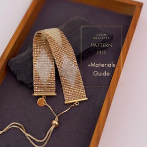 Puede incluir: Una pulsera de cuentas tejidas con un patrón de diamantes en tonos oro metálico y crema, terminada con terminales de metal dorado y una cadena deslizante ajustable. El texto dice: LOOM BRACELET PATTERN PDF +Materials Guide.