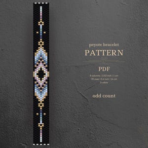 Könnte beinhalten: Ein schwarzes Peyote-Armbandmuster mit einem zentralen Design in Blau-, Gold- und Rosatönen. Das Muster enthält den Text "PATTERN" und Details: 9 Spalten, 1 cm breit, 78 Reihen, 9 Farben und "odd count".