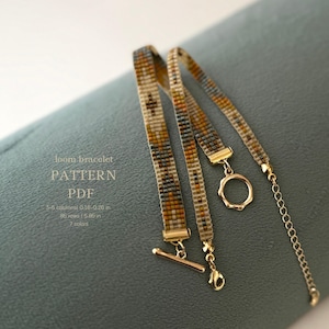 Peut inclure: Deux bracelets en tissage beige et marron avec des fermoirs dorés et une chaîne dorée. Les bracelets sont larges de 5 à 8 colonnes et longs de 86 rangées, mesurant 0,4 à 0,7 cm de large et 4,7 cm de long. Le texte de l'image indique "loom bracelet PATTERN PDF 5-8 columns 0.16-0.26 in 86 rows 1.85 in 7 colors".