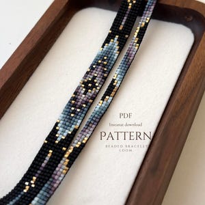 Op de afbeelding: Twee kralenarmbandpatronen met een zwarte achtergrond en een ontwerp in tinten blauw, paars en goud. De tekst "PDF Instant download PATTERN BEADED BRACELET LOOM" is zichtbaar.