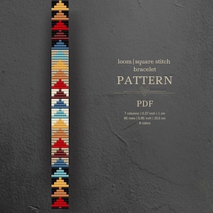 Könnte beinhalten: Ein Webmuster für ein Armband im Quadrat-Stich im PDF-Format. Das Muster ist für ein Armband, das 15,5 cm lang und 1 cm breit ist. Das Muster verwendet 8 Farben.