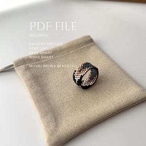 K&ouml;nnte beinhalten: Ein perlenbesetzter Ring in Schwarz, Grau und Kupfer liegt auf einem beigen Beutel. Der Ring besteht aus Miyuki Delica-Perlen. Der Text auf dem Bild lautet "PDF FILE" und listet die enthaltenen Elemente auf: Musteransicht, Perlenliste, Perlenkarte und Wortkarte.