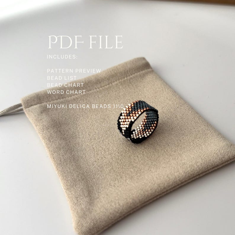 K&ouml;nnte beinhalten: Ein perlenbesetzter Ring in Schwarz, Grau und Kupfer liegt auf einem beigen Beutel. Der Ring besteht aus Miyuki Delica-Perlen. Der Text auf dem Bild lautet "PDF FILE" und listet die enthaltenen Elemente auf: Musteransicht, Perlenliste, Perlenkarte und Wortkarte.