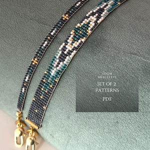 Puede incluir: Dos pulseras tejidas en telar con un patrón geométrico de cuentas en gris oscuro, verde azulado, blanco y dorado. Las pulseras tienen cierres de mosquetón de metal dorado. El texto dice: LOOM BRACELETS SET OF 2 PATTERNS PDF.