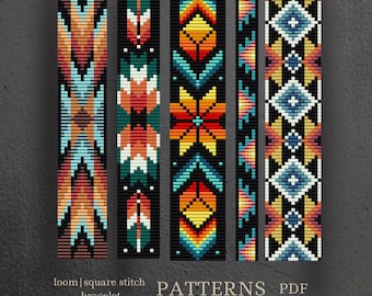 Könnte beinhalten: Fünf farbenfrohe quadratische Armbandmuster in vertikaler Anordnung. Jedes Armband hat ein einzigartiges geometrisches Design mit schwarzem Hintergrund. Die Muster umfassen Farbtöne von Orange, Blau, Braun und Türkis. Der Text unten lautet "loom | square stitch bracelet PATTERNS PDF".
