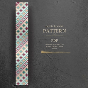 Könnte beinhalten: Ein Peyote-Armband-Muster mit einem geometrischen Design in Rot-, Grün-, Blau-, Weiß- und Pfirsichtönen. Das Muster besteht aus 13 Spalten und 84 Reihen und misst 1,7 cm x 40,2 cm. Das Muster ist für ein Peyote-Armband und als PDF-Download verfügbar.