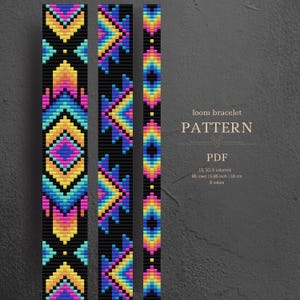 Peut inclure: Un modèle de bracelet sur métier à tisser en PDF numérique présentant trois bandes verticales avec un art pixel géométrique en rose, jaune, bleu et noir vifs. Le texte indique loom bracelet PATTERN PDF, 13, 10, 5 columns, 85 rows, 5.85 inch, 16 cm, 8 colors.