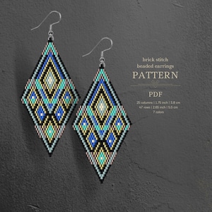Puede incluir: Dos pendientes de diamantes con cuentas y ganchos plateados. Los pendientes presentan un patrón geométrico en negro, azul, turquesa y dorado. La imagen incluye el texto "brick stitch beaded earrings PATTERN PDF". Los pendientes miden 3,8 cm de ancho y 5,5 cm de largo.