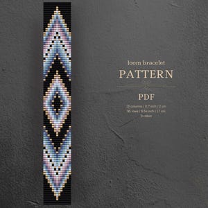Puede incluir: Un patrón de pulsera de telar en formato PDF. El diseño presenta un patrón geométrico en tonos de azul, rosa y dorado sobre un fondo negro. El texto indica 13 columnas, 2 cm de ancho, 95 filas, 17 cm de largo y 9 colores.