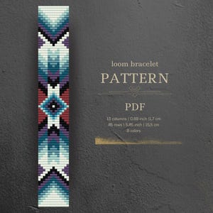 Op de afbeelding: Een loom armband patroon met een geometrisch ontwerp in tinten blauw, wit, zwart, paars en rood. Het patroon is 13 kolommen bij 85 rijen, met een afmeting van 1,7 cm bij 15,5 cm. Het patroon is voor een loom armband en bevat 8 kleuren.