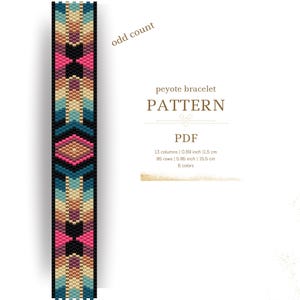 Può includere: Uno schema di braccialetto a punto peyote in formato PDF. Lo schema è per un braccialetto con un design geometrico in tonalità di blu, rosa, nero, marrone e beige. Il braccialetto è lungo 15,5 cm e largo 1,75 cm.
