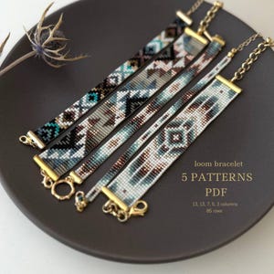 Peut inclure: Cinq bracelets tissés au métier à tisser avec des motifs géométriques dans des tons de bleu, marron, blanc et noir. Les bracelets sont faits de perles de rocaille et ont des fermoirs dorés. L'image comprend également du texte qui dit "loom bracelet 5 PATTERNS PDF 13, 13, 7, 5, 3 columns 85 rows".