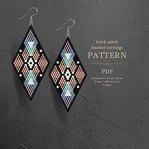 Op de afbeelding: Een paar kralen oorbellen met een geometrisch patroon in tinten roze, blauw, wit en zwart. De oorbellen zijn gemaakt met brick stitch en meten 5 cm lang en 3,5 cm breed. Het patroon is beschikbaar als PDF-download.