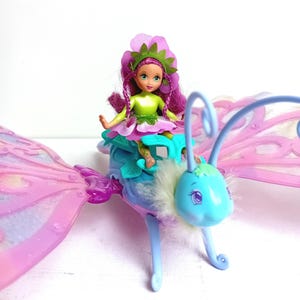 2004 | FAIRYTOPIA BARBIE Hue the Butterfly with Honey | Friends | Mattel