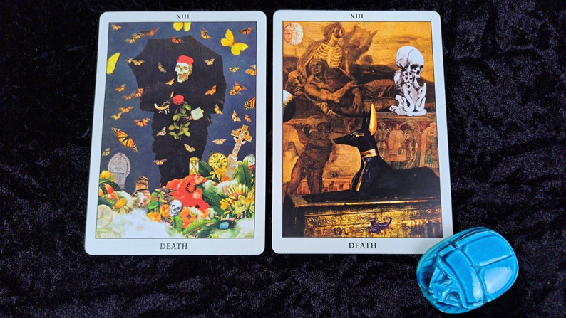 Puede incluir: Dos cartas de tarot que representan la carta de la Muerte. La carta de la izquierda presenta una figura esquel&eacute;tica con una capa negra que sostiene una rosa y un paraguas, rodeada de mariposas y flores. La carta de la derecha muestra una figura esquel&eacute;tica en una tumba con una estatua negra de Anubis. Ambas cartas tienen el n&uacute;mero romano XIII y la palabra "MUERTE" impresa en ellas.