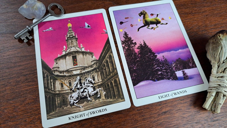 Puede incluir: Dos cartas de tarot, Caballero de Espadas y Ocho de Bastos, sobre una superficie de madera. La carta del Caballero de Espadas presenta un caballero a caballo cabalgando por un patio con un cielo rosa. La carta del Ocho de Bastos muestra ocho bastos volando por el aire sobre un paisaje nevado con un cielo morado.