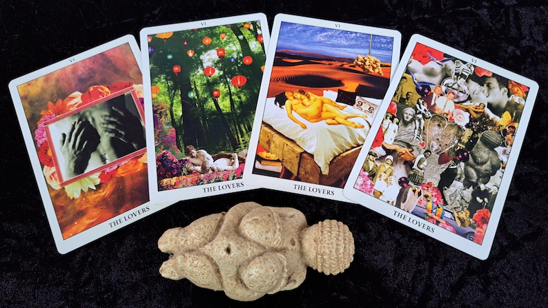Puede incluir: Cuatro cartas de tarot con la imagen de la carta de los Enamorados, cada una con un estilo de collage diferente. Las cartas est&aacute;n dispuestas en semic&iacute;rculo con una peque&ntilde;a escultura de piedra beige redonda en el centro.
