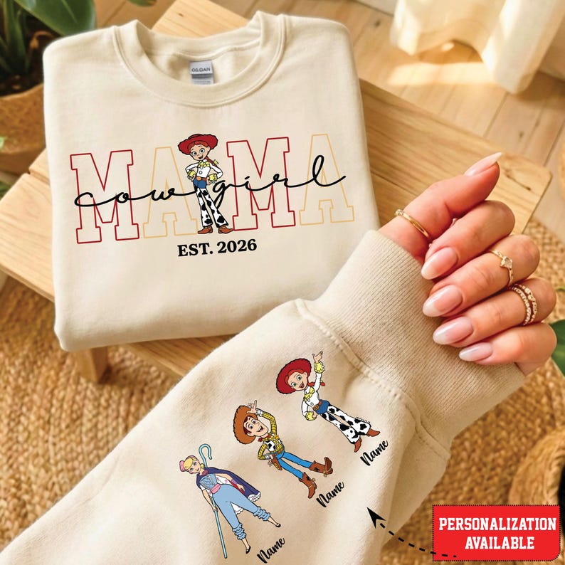 Sudadera de mamá, sudadera personalizada para el Día de la Madre, sudadera de mamá de Toy Story, sudadera con nombres personalizados en las mangas, sudadera de Toy Story de Disney Sand
