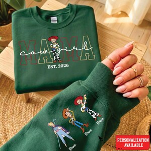 Sudadera de mamá, sudadera personalizada para el Día de la Madre, sudadera de mamá de Toy Story, sudadera con nombres personalizados en las mangas, sudadera de Toy Story de Disney Forest Green