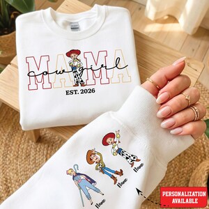 Sudadera de mamá, sudadera personalizada para el Día de la Madre, sudadera de mamá de Toy Story, sudadera con nombres personalizados en las mangas, sudadera de Toy Story de Disney White